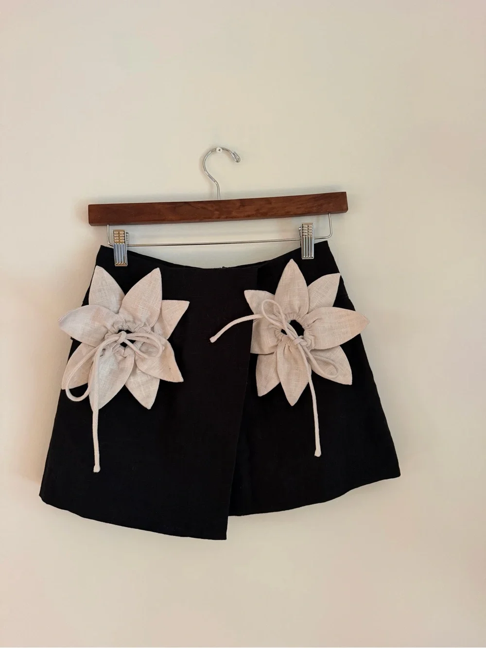 Anthropologie Aureta Linen Lilly Flower Appliqués Corsage Black Mini Skirt XS - Picture 4 of 7
